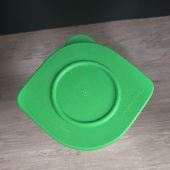 Tupperware Green 5058A and 5059A - 1.5L - Fresh n' Cool - Food Storage - Picture 3 of 7